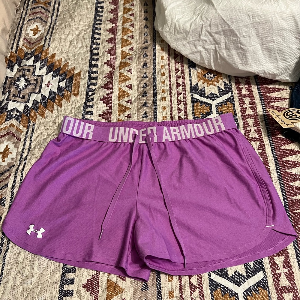 Womens Under Armour shorts. EUC.